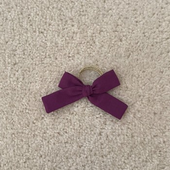 Mini noeud violet foncé .