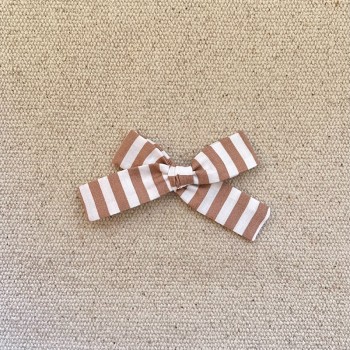 Petit noeud rayé camel .