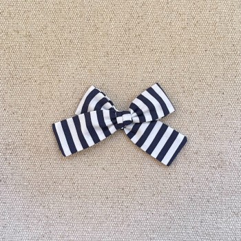 Noeud rayé bleu marine .